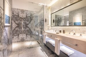 Superior Family Room | Bathroom | Shower, hydromassage showerhead, free toiletries, hair dryer - Hotel Vicenza (Istanbul)