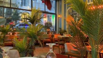 供應午餐和晚餐,土耳其料理,海景