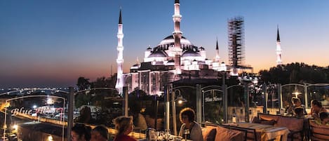 Déjeuner servi sur place, spécialités Cuisine turque, vue sur la mer