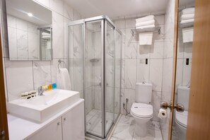 淋浴設備、免費盥洗用品、吹風機、拖鞋