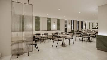 Un moderno vestíbulo de hotel con una zona de estar, un mostrador de recepción y una pared decorativa con rayas verticales.