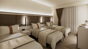 Habitación de hotel con dos camas, una mesita de noche, un escritorio y una cortina.