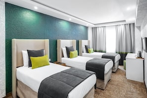 Hochwertige Bettwaren, Minibar, Zimmersafe, Schreibtisch