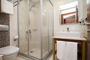 Shower, free toiletries, hair dryer, slippers - Innpera Hotel (Istanbul)