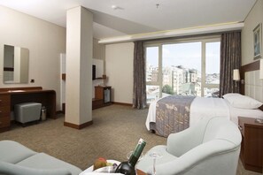 Suite (Bosphorus View) | Cassaforte in camera, tende oscuranti, insonorizzazione, Wi-Fi gratuito