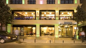 Un hotel con restaurante en la planta baja llamado 'Cajon' y restaurante en un piso superior llamado 'innopera'.