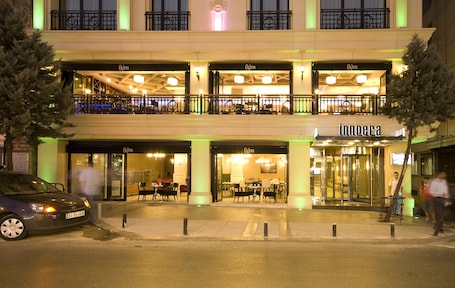 Fachada de la propiedad por la tarde o noche