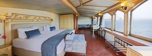 Junior Suite Room | Minibar, in-room safe, desk, soundproofing