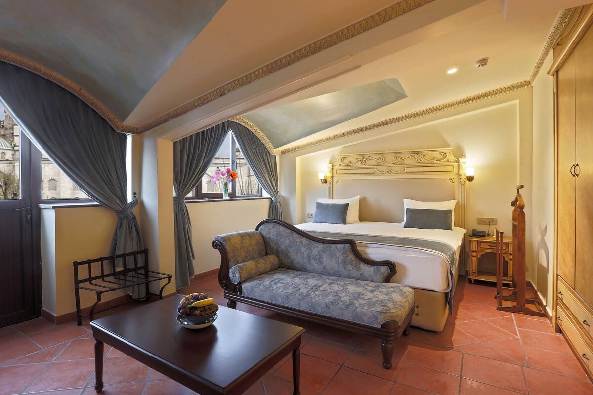 Deluxe Room With Blue Mosque View | ミニバー、セーフティボックス (室内)、デスク、防音設備
