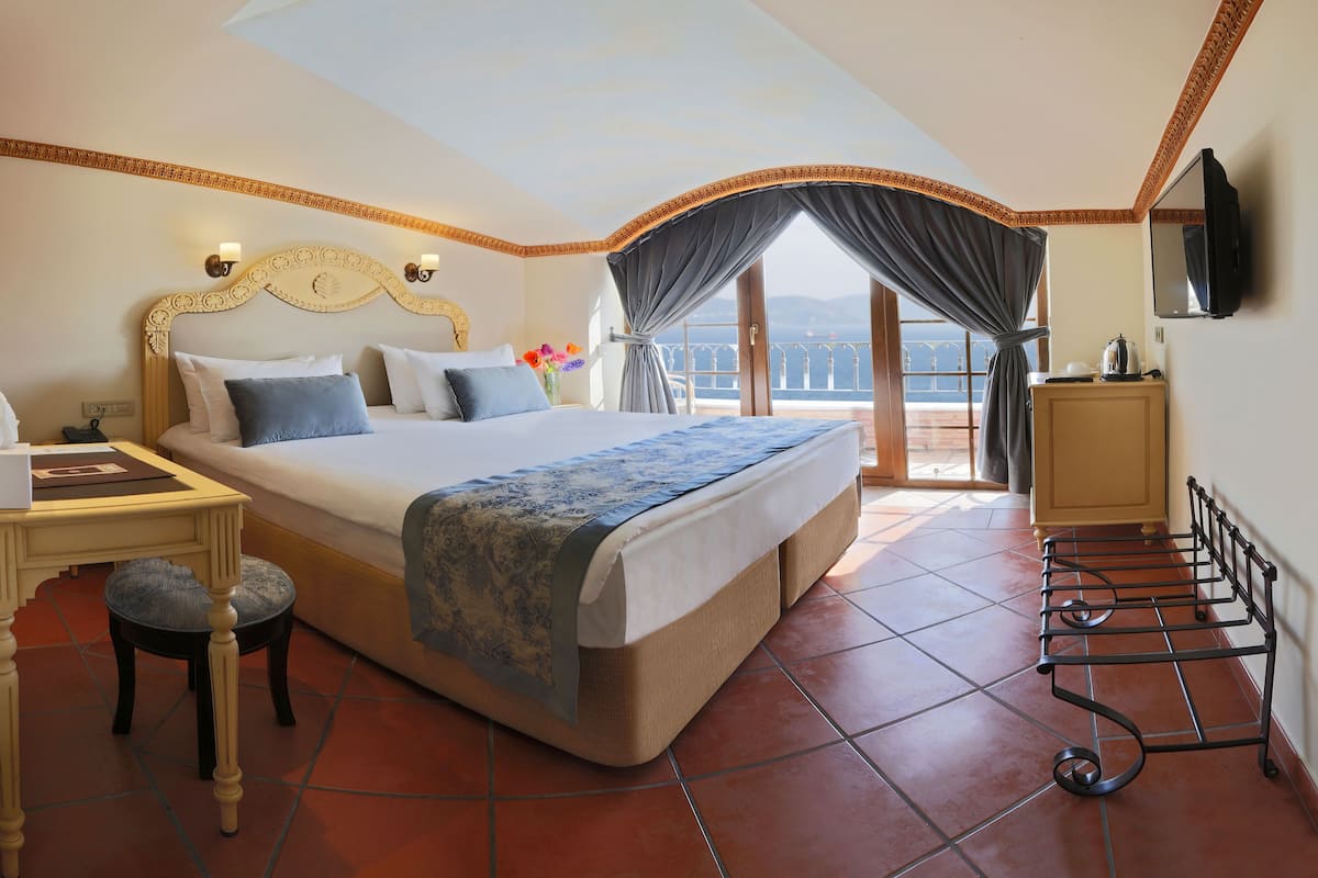 Double or Twin Room with Sea View | Minibar, caja de seguridad en la habitación y escritorio