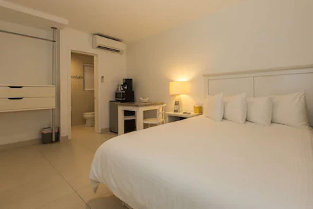 Room, 1 Double Bed, Non Smoking (Single) | In-room safe, soundproofing, free WiFi, bed sheets