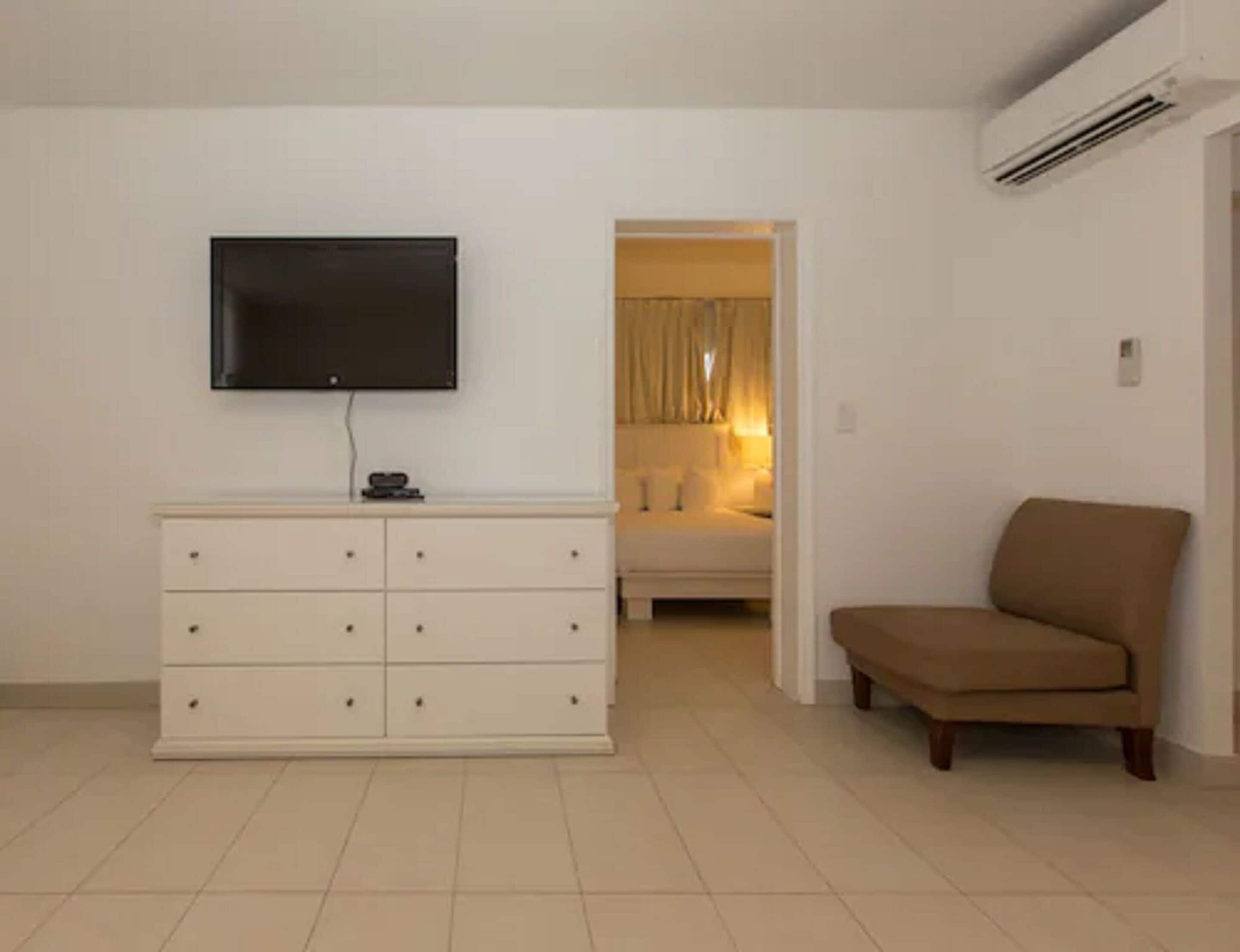 suite, 1 bedroom (2 queens and 2 doubles) | in-room safe, soundproofing, free wifi, bed sheets