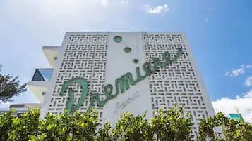 Vista frontal de la propiedad