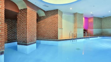 Innenpool, geöffnet von 10:30 Uhr bis 21:00 Uhr, Liegestühle
