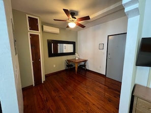 40-inch flat-screen TV with digital channels, TV - Sherbrooke All Suites Hotel (Miami Beach)