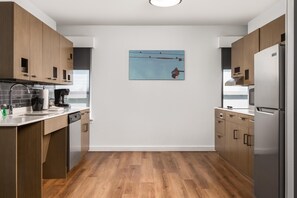 Luxe beddengoed, een bureau, verduisterende gordijnen