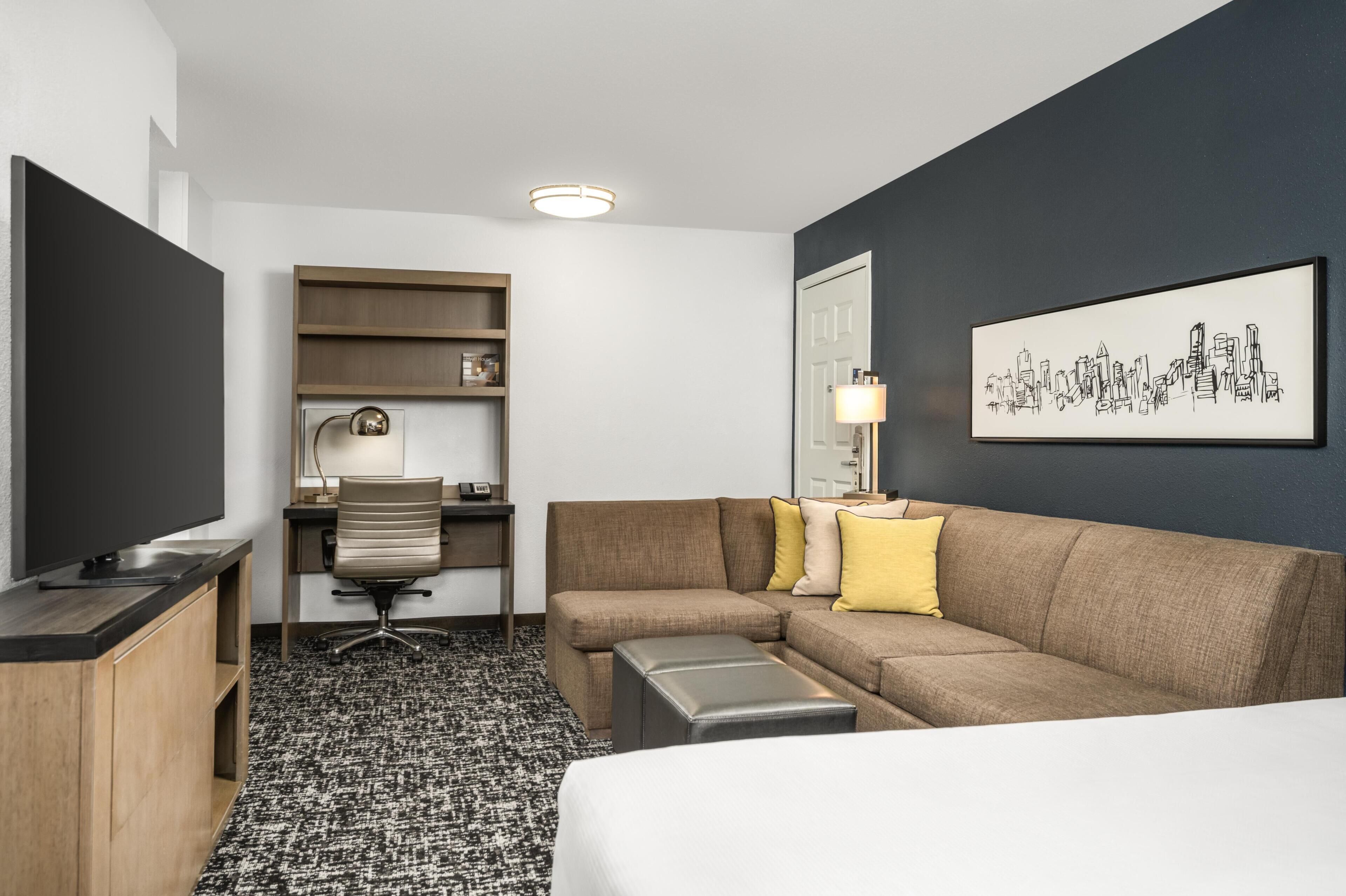 Studio Suite, 1 King Bed with Sofa bed | Premium bedding, desk, blackout curtains, iron/ironing board