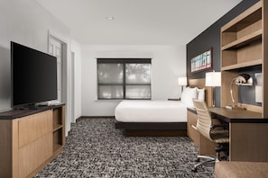 Studio Suite, 1 King Bed with Sofa bed | Premium bedding, desk, blackout drapes, iron/ironing board