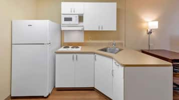 Cafeteira/chaleira, geladeira, micro-ondas, cooktop