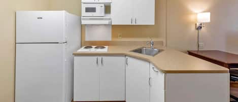 Coffee/tea maker, fridge, microwave, stovetop
