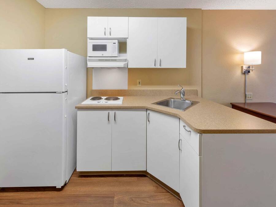 Cafeteira/chaleira, geladeira, micro-ondas, cooktop