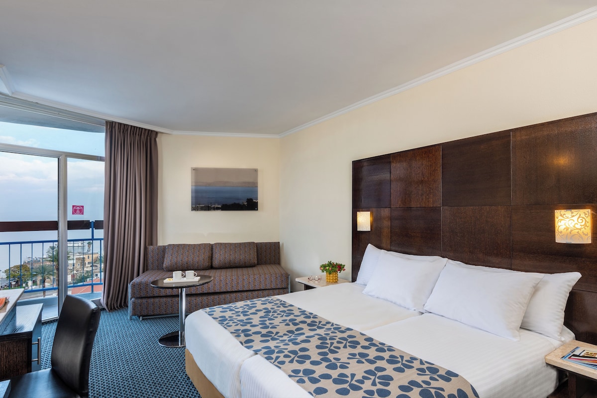 Bộ đồ giường kháng dị ứng, minibar, két bảo mật tại phòng 