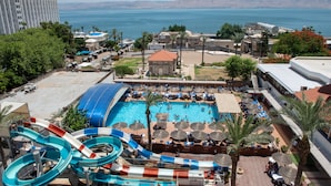 Un complexe hôtelier doté d’une grande piscine, de toboggans aquatiques et offrant une vue sur la mer.