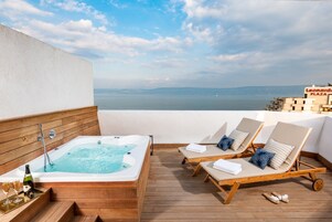 Hypo-allergenic bedding, minibar, in-room safe, blackout drapes