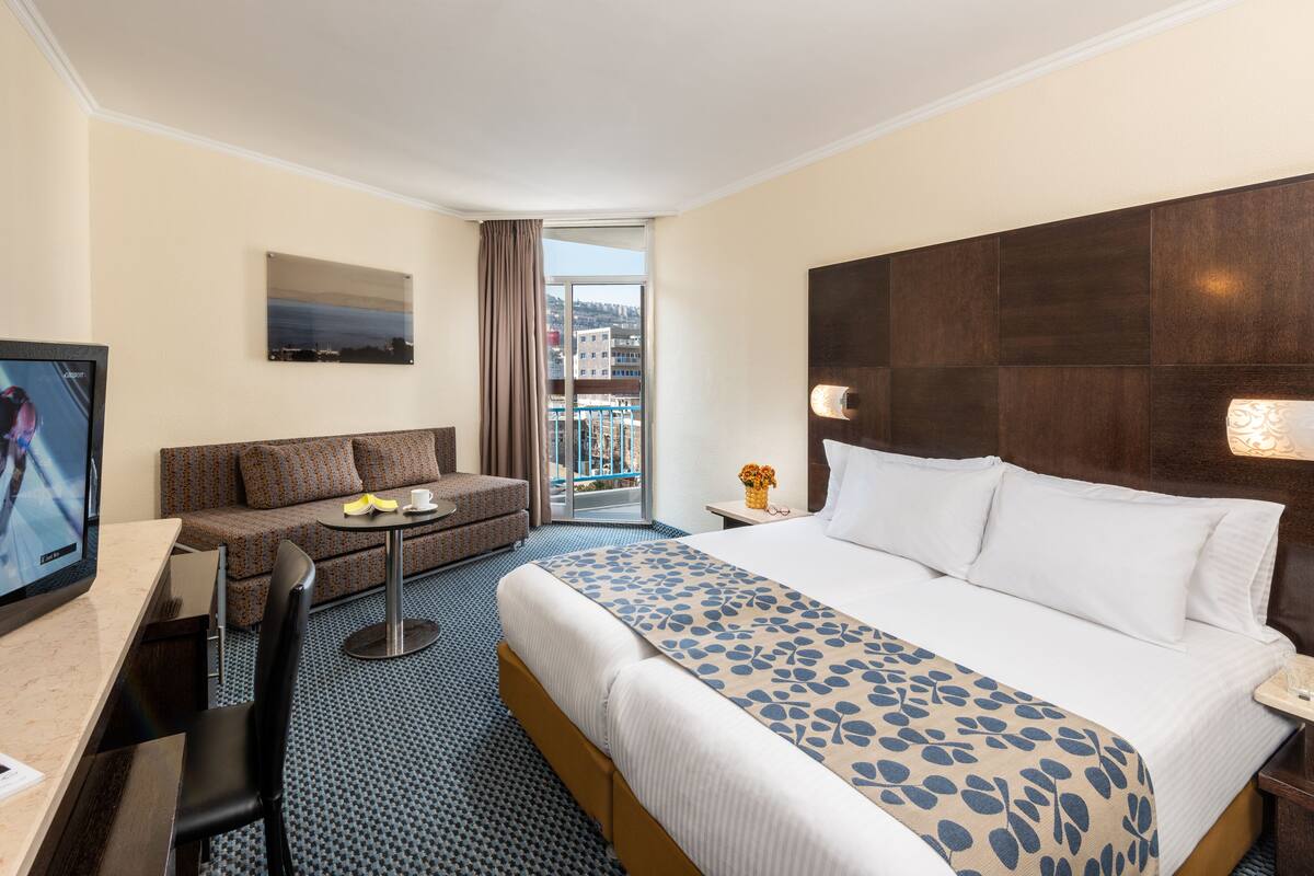 Hypo-allergenic bedding available, minibar, in-room safe