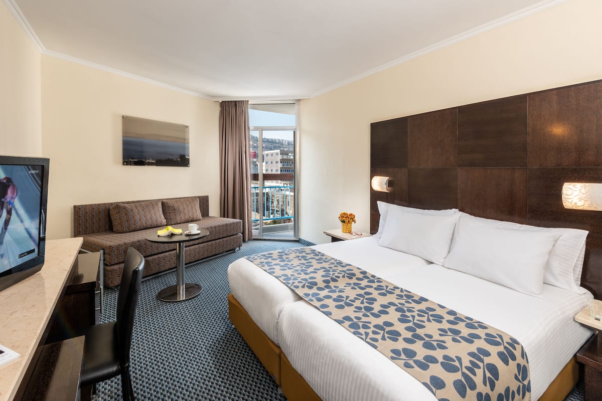 Hypo-allergenic bedding available, minibar, in-room safe