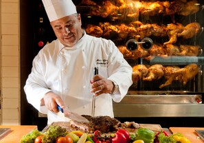 Petit-déjeuner et déjeuner servis sur place, spécialités Cuisine kasher