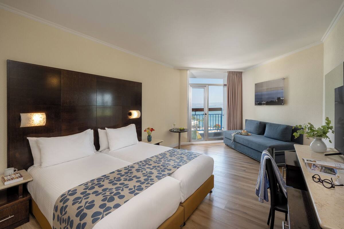 Club Room | Hypo-allergenic bedding available, minibar, in-room safe