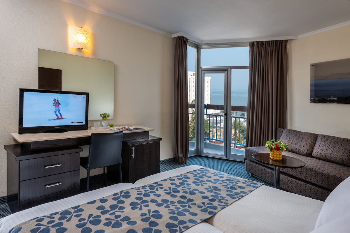 Hypo-allergenic bedding available, minibar, in-room safe