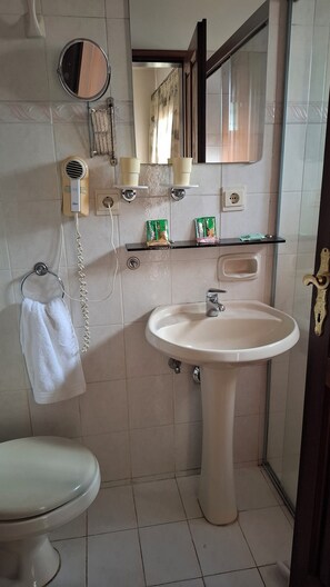 Suite | Baño | Regadera con hidromasaje y amenidades de baño gratuitas
