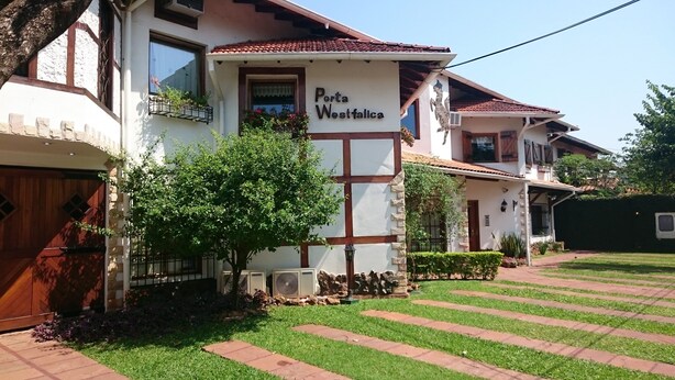 Um edifício de dois andares com uma placa que diz 'Porta Westfalica'.