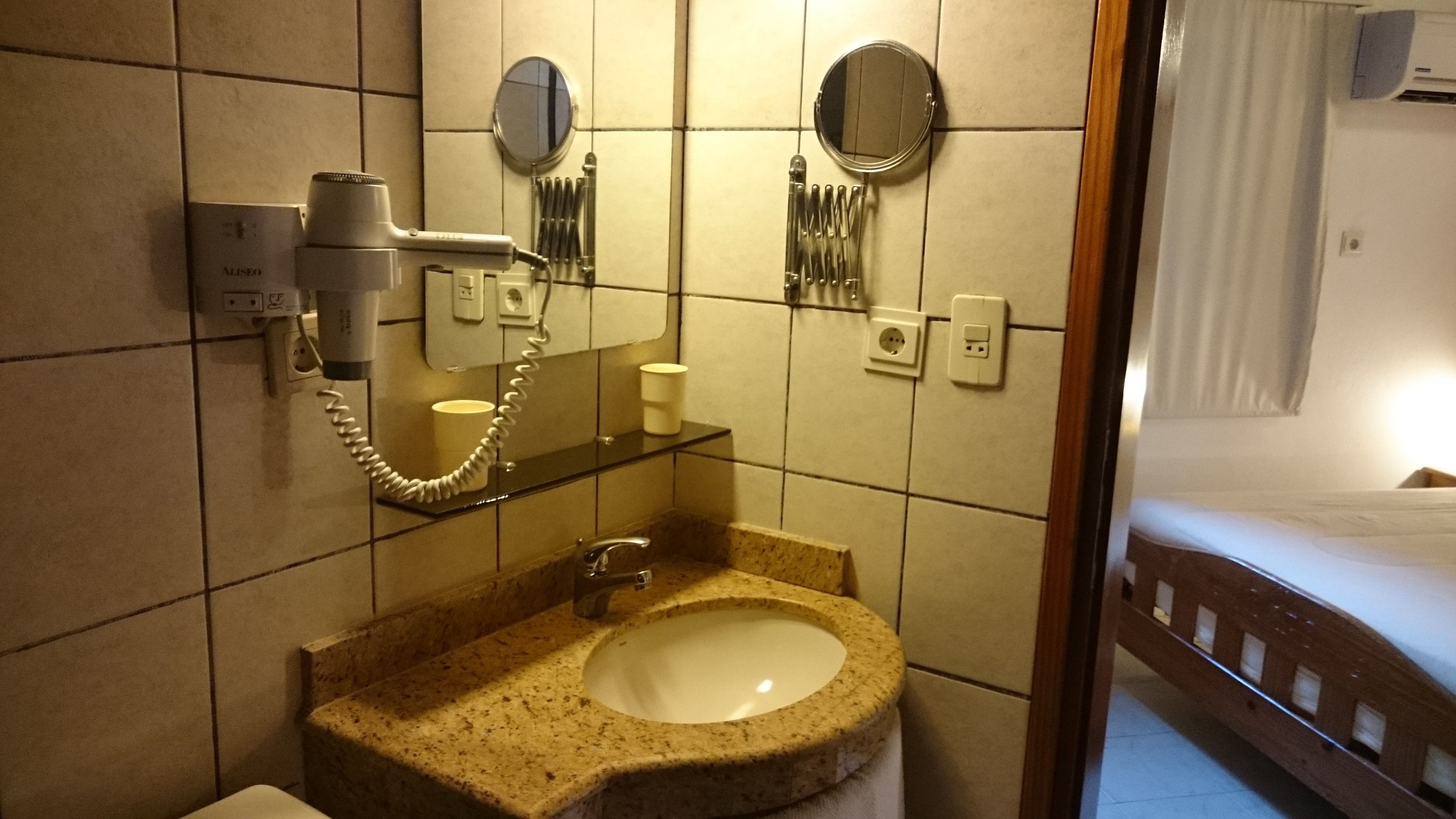 suite | bathroom | hydromassage showerhead, free toiletries, hair dryer, bidet