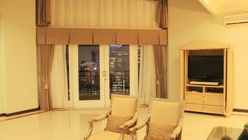 Penthouse | Minibar, in-room safe, desk, soundproofing