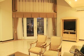 Penthouse | Minibar, in-room safe, desk, soundproofing - Aryaduta Suites Semanggi (Jakarta)