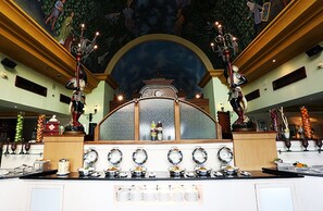 每日供应自助式早餐（每人 IDR 550000）