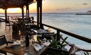 Déjeuner, dîner et souper servis sur place, vue sur la plage 