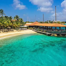 Se sirven desayunos y cocina internacional, con vista a la playa