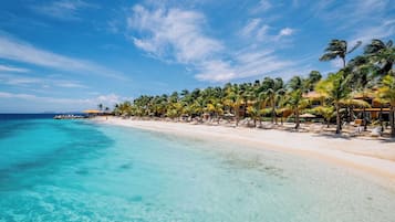 Playa privada, tumbonas, sombrillas y toallas de playa