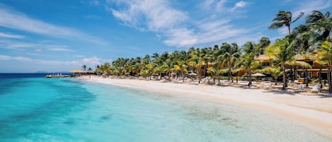 Platja privada, gandules de platja i para-sols per a la platja