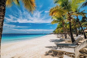 Plage privée, chaises longues, parasols, serviettes de plage