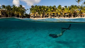 Private beach, sun-loungers, beach umbrellas, beach towels