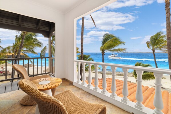Quarto luxo, 1 cama King e sofá-cama (Beachfront One Bedroom Suite) | Vista da sacada