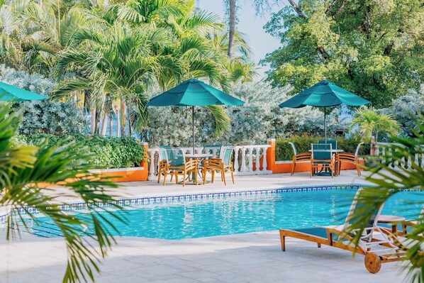 2 piscines extérieures, parasols, chaises longues