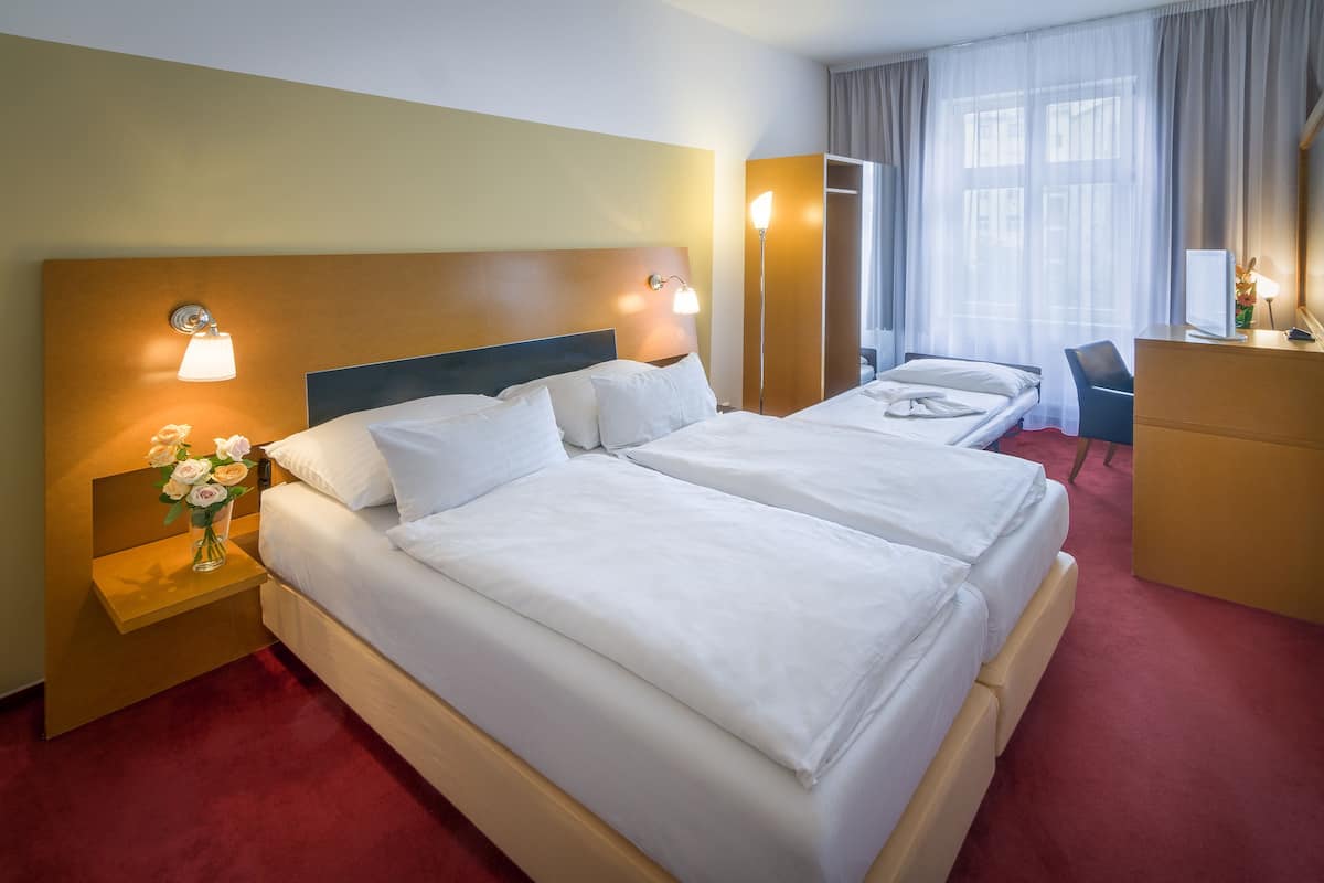 Kamar Double (extra bed) | Seprai antialergi, brankas, dan didekorasi berbeda-beda