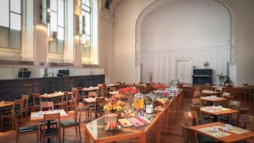 包含每日自助早餐