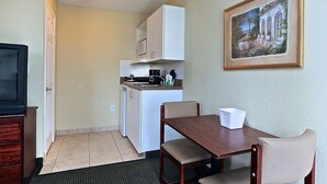 Coffee/tea maker, fridge, microwave, stovetop - Stay Suites of America (Orange Park)